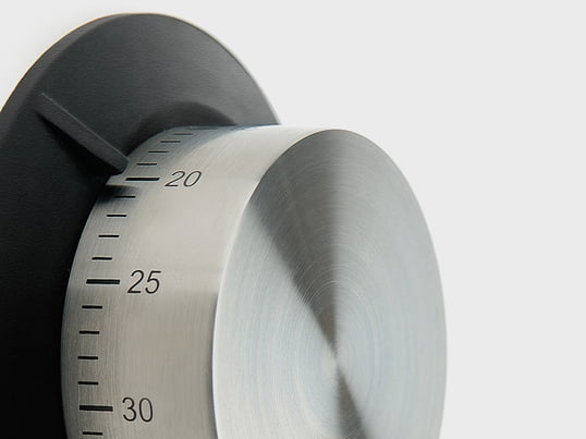 Det magnetiske minutur fra danske Eva Solo er fremstillet af rustfrit stål og sort silikone og kan sættes fast på et køleskab, en emhætte og alle andre metaloverflader.