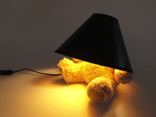 Teddy Bear LED-lampen fra Suck UK er en bordlampe formet som en bamse, hvor lampeskærm skjuler bamsens hoved. En perfekt lampe, hvis du vil skabe et varmt og blødt lys.
