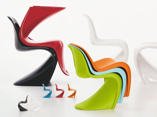 Vitra Panton stol: plaststolen som et billigt industriprodukt. Stolen fås i forskellige farver, såsom blå, grøn, rød, hvid, sort eller orange.