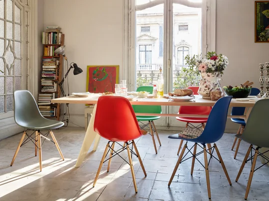 Plastic Side Chair DSW af Charles & Ray Eames fås nu i en mørk udgave, muldvarpegrå, klassisk rød og mange andre farver. Plastic Side Chair er perfekt til såvel spisestuen som køkkenet og kontoret.