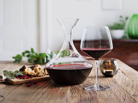 Perfekt vinoplevelse med Perfection-kollektionen fra Holmegaard: Nyd en fyldig rødvin - dekanteret i vinkaraffen og serveret i et pæreformet rødvinsglas.