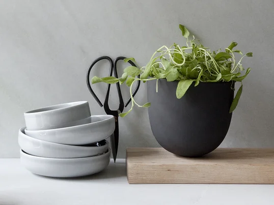 Vinduesgartneri er trendy: Dyrk dine egne urter i Audo grow potten. Stilfulde køkkenkammerater: New Norm skålene fra Audo og køkkensaksen fra Hay.