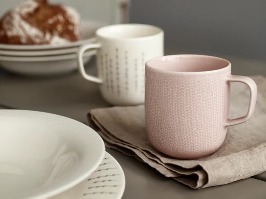 Kaffekrus forvandler dit morgenbord til et farverigt bord. Med Sarjaton-kollektionen fra Iittala har du mulighed for at bruge forskellige retter, der er stilistisk afstemt.