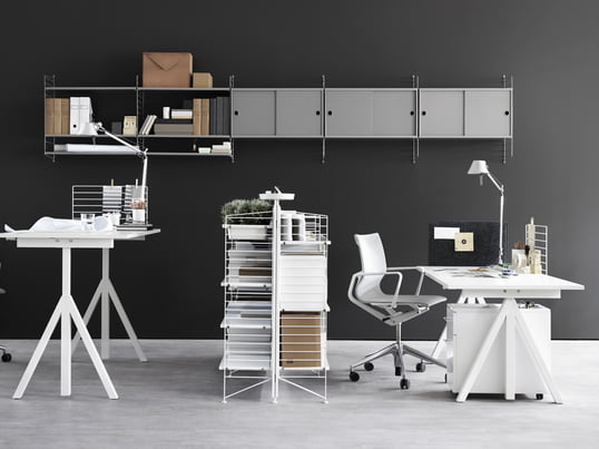 Med sin Works kollektion tilbyder String højdejusterbare skriveborde, modulære reolsystemer og andre kontormøbler, der skaber en kreativ, produktiv arbejdsatmosfære på hjemmekontoret.