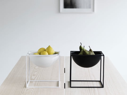 Frugtskålen "Kubus Bowl" fra by Lassen er ikonisk i udsmykningen af stuen eller køkkenet. Frugtskålen fås i hvid, sort, guld og mange andre farver.