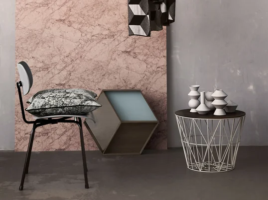 Designbordet fra Ferm Living overbeviser med funktionalitet og design. Sofabord, natbord eller vasketøjskurv - det moderne bord passer perfekt sammen med enhver boligindretning og kan bruges fleksibelt.