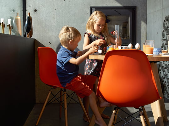 Moderne køkkenstole i hvid, rød, gul og mange andre farver giver et farverigt liv i køkkenet og i spisestuen. Eames Plastic Side Chair DSW fra Vitra kan indpasses optimalt i enhver indretningsstil.