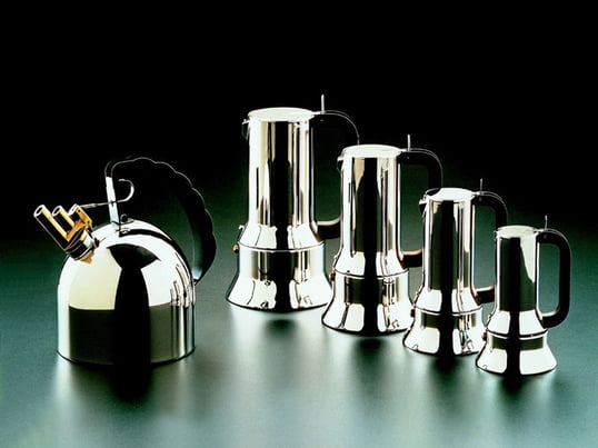 Den elegante espressobrygger fra Alessi imponerer med sit karakteristiske design og de mange forskellige størrelser. En matchende elkedel i poleret rustfrit stål fås også i interiørshoppen.