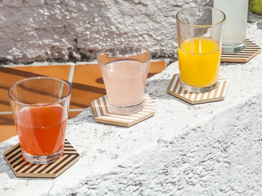 Moderne glasunderlag fra Areaware i 3D-optik. Design underlag til glas og kopper - nyd dine drinks uden at bekymre dig om snavs eller ridser.
