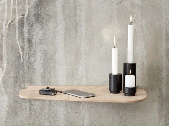 Create Me fyrfadsstager fås i forskellige størrelse og er det perfekte match til lysestagerne. Create Me lysestagerne i sort passer godt til hylden fra Andersen Furniture.