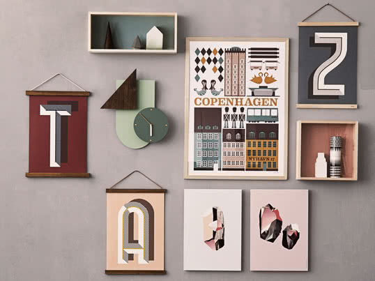 Die Wooden Frames von ferm Living geben kleinen Portraits, großen Fotos, Kalendern oder Postern einen Rahmen. Die Wooden Frames zusammen mit der Wall Wonder Uhr schmücken jede Wand im Wohnzimmer, Schlafzimmer oder im Flur.Die Wooden Frames von ferm Living geben kleinen Portraits, großen Fotos, Kalendern oder Postern einen Rahmen. Die Wooden Frames zusammen mit der Wall Wonder Uhr schmücken jede Wand im Wohnzimmer, Schlafzimmer oder im Flur.