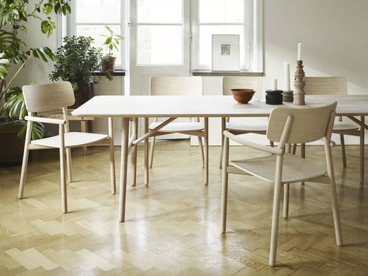 Livsstilsproduktbillede af Hven spisebord 94 × 260 cm med Hven lænestol fra Skagerak. Samlingen stammer fra den svenske designer Anton Björsing.
