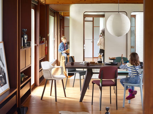 Det moderne spiseområde i varme farver er indrettet med Vitra-møbler. Det rummelige Solvay spisebord overbeviser med sit klare design og tilbyder rigelig plads til hele familien.