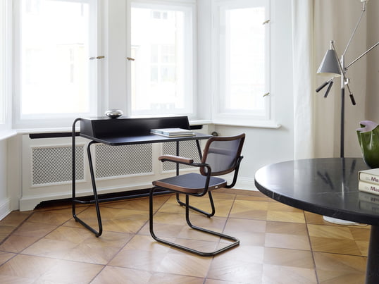 Livsstilsbillede af S 1200 skrivebordet fra Thonet. Skrivebordet af Randolf Schott for Thonet er designet til brug på dit hjemmekontor.