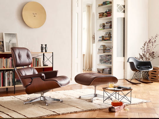 Livsstilsbillede: Loungestolen fra Vitra i læder blev designet af Charles og Ray Eames. De to designere designede den komfortable læderstol til en ven.