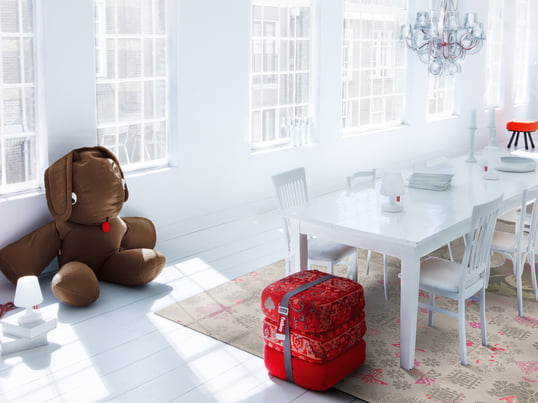 Møblerne fra den hollandske producent Fatboy passer perfekt ind i det minimalistiske interiør i den lyse spisestue. De røde stoffer giver et slående blikfang.