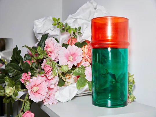 Den marokkanske vase fra Hay i grøn og rød giver et eksotisk pust til New Scandi look.