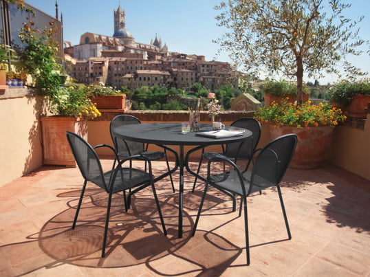 Den udendørs stol fra Emu til haven eller balkonen i sort er vejrfast. Designsprog er typisk italiensk og tidløs. Havebord er resultatet en harmonisk helhed.