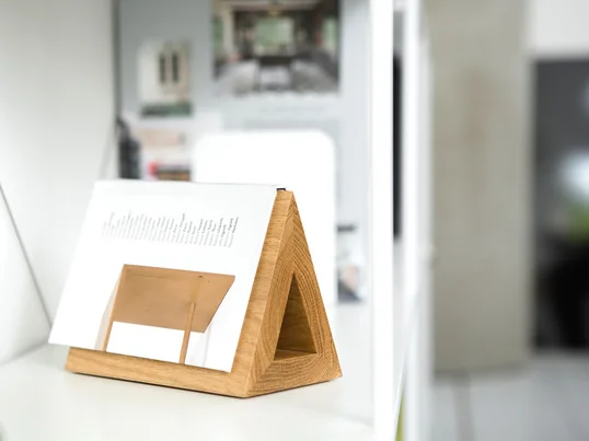 Køb praktisk bogtilbehør som bogstøtter og bogmærker i designbutikken. Bogkrogen fra kollektionen fungerer som en praktisk hylde og originalt bogmærke til din bog.