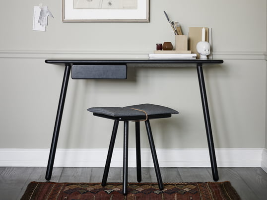 Georg-skrivebordet fra Skagerak fås i fin sort eller naturlig eg. Det klare, reducerede design kan integreres i enhver facilitet og skaber en anstændig arbejdsplads.