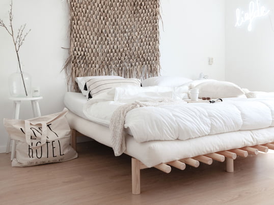Pace seng fra Karup Design i stemningsudsigten. På grund af det enkle, underspillede design passer sengen perfekt ind i ethvert boligmiljø.