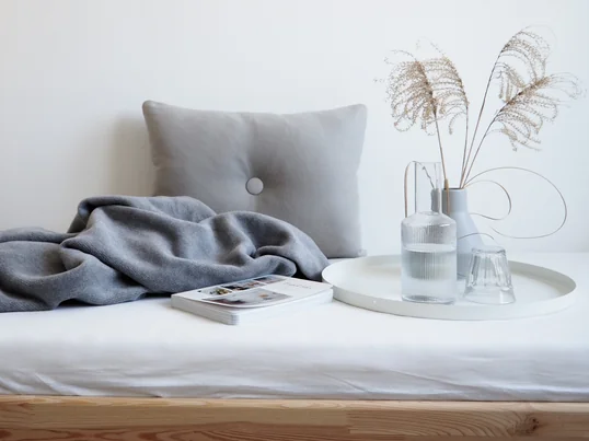 ferm Living Ripple karaffel og glas på gæsteværelset hos bloggeren Carina vom Dorff fra Wohngoldstück
