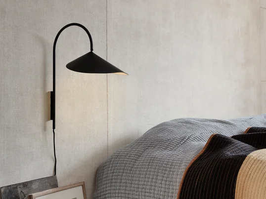 Arum væglampe i sort fra Ferm Living in the ambience view. Perfekt som en lille natlampe ved siden af sengen eller som omgivende lys i gangen eller stuen.