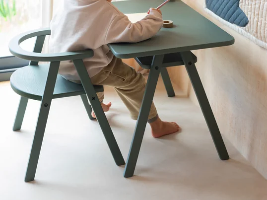 Den røde børnestol, designet af Arne Jacobsen, er let, stabelbar og udover andre lakfarver fås i bøgversion. Sædehøjden på den firbenede stol er skræddersyet til størrelsen på et barn.