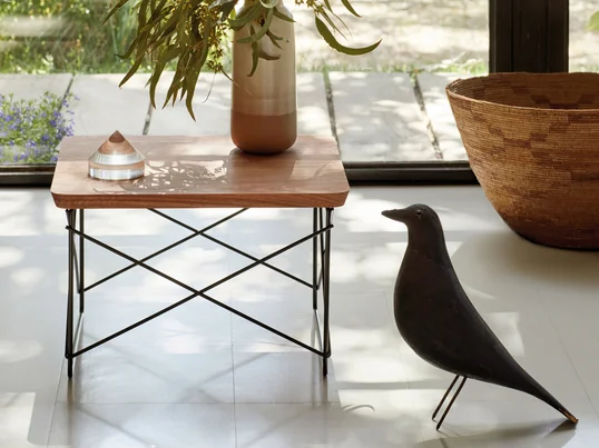 Eames Occasional Table LTR fra Vitra i stemningsudsigten: Sofabordet kan dekoreres med genstande eller tjene som en hylde ved siden af sofaen og lænestolen.