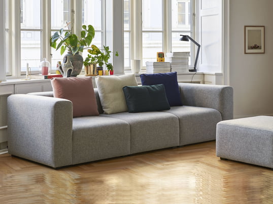 Mags Sofa fra Hay i den omgivende udsigt: Den modulære sofa er perfekt til hvile og slappe af takket være dens høje armlæn og det dybe sæde.