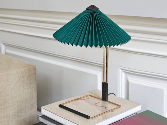 Matin LED-bordlampen fra Hay i stemningsudsigten: Bordlampen med sin foldede skærm er særlig god som en læselampe ved siden af sengen.
