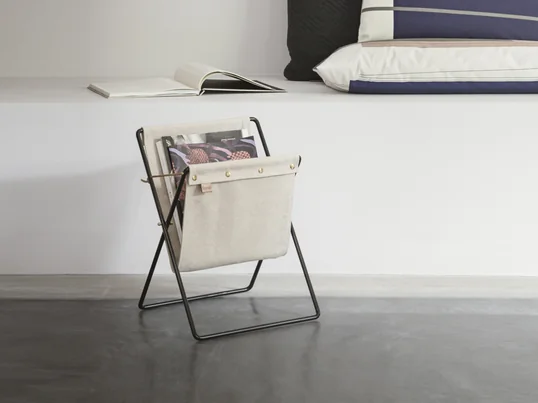 Herman magasinholderen fra ferm Living in the ambience view: Hermann magasinholderen kombinerer en moderne blanding af materialer med vintage æstetik i opholdsrummet.