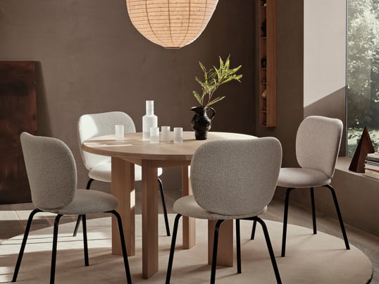 Tarn spisebordet fra ferm Living præsenterer et elegant og moderne design, der skaber et funktionelt og fantastisk midtpunkt til spisepladsen. Dette bord er udformet med præcision og stor opmærksomhed på detaljer og omdefinerer spisning med stil.