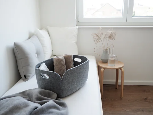 Gendannelseskurven fra Muuto i atmosfæreudsigten: I filtkurven kan du levere håndklæder og andre små ting til dine gæster på værelset.
