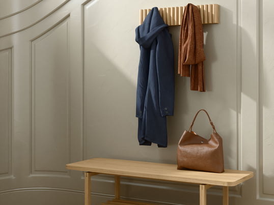 Mono vægknagerækken fra Andersen Furniture er et vidnesbyrd om enkelhed og elegance, lavet af massiv eg. Dens design legemliggør en minimalistisk æstetik, hvor den lyse egetræsfinish tilføjer en følelse af varme og karisma til ethvert indvendigt rum.