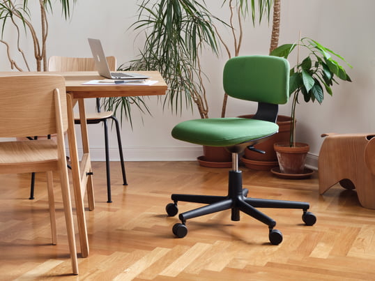Rookie kontorstol fra Vitra i den omgivende udsigt: Den grønne kontorstol kan justeres i højden og tilpasser sig således perfekt til enhver bordhøjde.