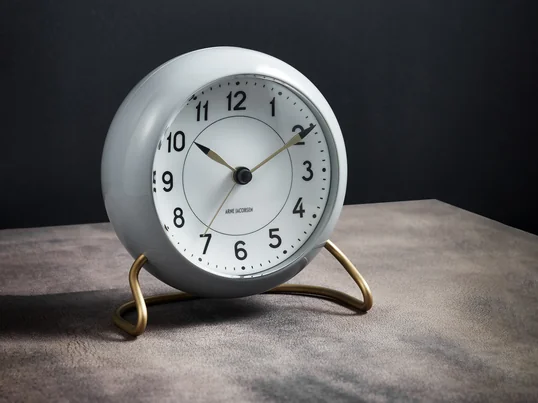 Oplev mange nostalgiske vækkeure, så du får en stilfuld vækning om morgenen i vores online-butik.