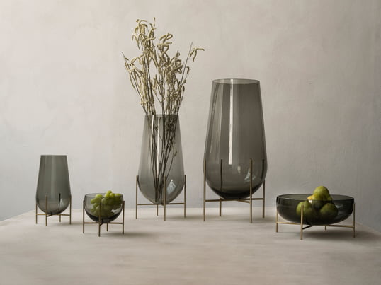 Echasse-vaseserien i atmosfærevisningen: Forskellige størrelser på vaser og skåle til forskellige mulige anvendelser på bordet eller på gulvet.
