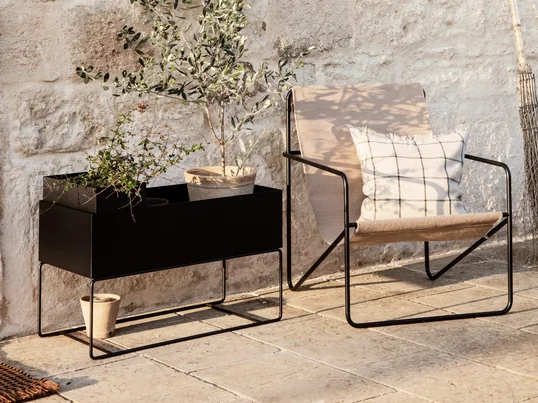 Ørkenstolen fra ferm Living i stemningsudsigten: Den sarte stol skaber sammen med Plantekassen en hyggelig atmosfære til afslapning på terrassen.