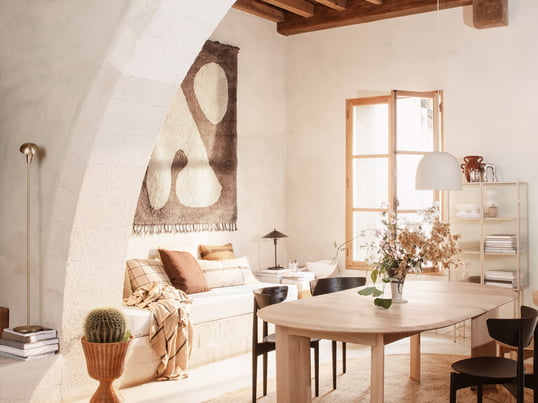 Alt efter dine ønsker kan det Abstract tæppe fra den danske producent ferm Living enten placeres på gulvet på klassisk vis eller endda hænges på væggen.