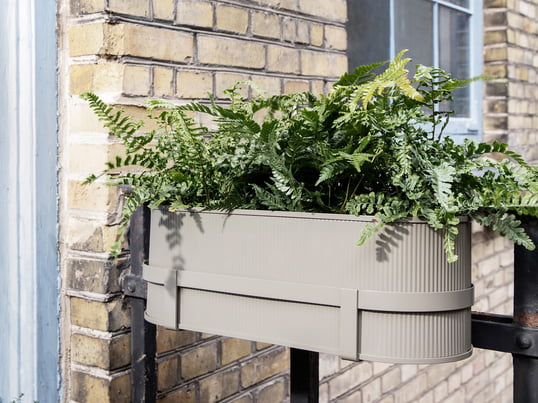 Der er ingen grænser for kreativitet med kassen. De yndlingsblomster, planter og urter ser godt ud i kassen og dekorerer enhver altan på en smuk måde.