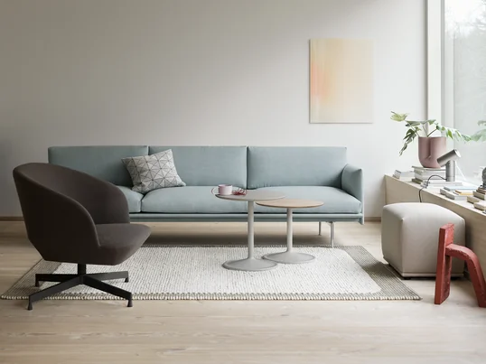 Strandpendlen kan kombineres vidunderligt med Outline sofaen og Soft sidebordet fra den skandinaviske producent Muuto. Dette skaber et samlet billede.