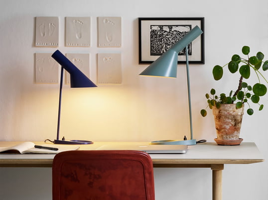 AJ bordlampe af Louis Poulsen i stemningsudsigten. De små og større design bordlamper kan kombineres på skrivebordet uden at fylde meget.
