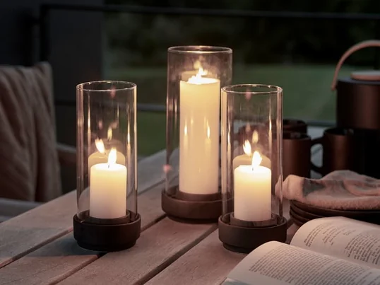 Hurricane lanternen fra Stelton er designet af Maria Berntsen og, udstyret med stearinlys, skaber en hyggelig atmosfære både indendørs og udendørs.