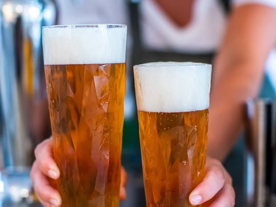 Club og hvedeølsglassene fra Koziol skiller sig ud fra de klassiske ølglas takket være glassets særlige struktur. Ideel til servering af kolde øl til en festlig lejlighed.