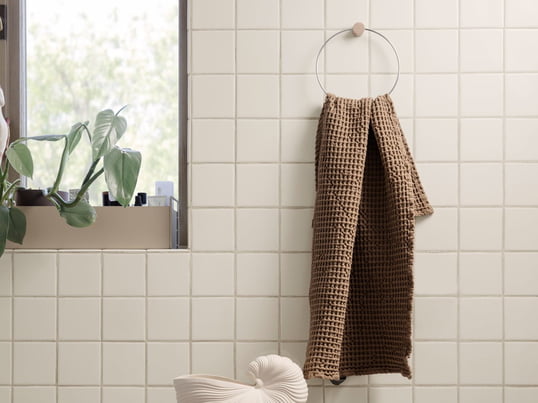 Håndklædeholder fra Ferm Living in chrome er det ideelle tilbehør til ethvert badeværelse og holder med en diameter på 20,5 cm, selv tunge og store håndklæder.