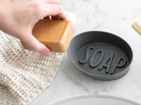 Med SOAP erklæringen kræver den dekorative Soap en duftende bar sæbe. Koziol skålen er fremstillet af genbrugsplast og er ikke kun dekorativ, men også miljøbevidst.