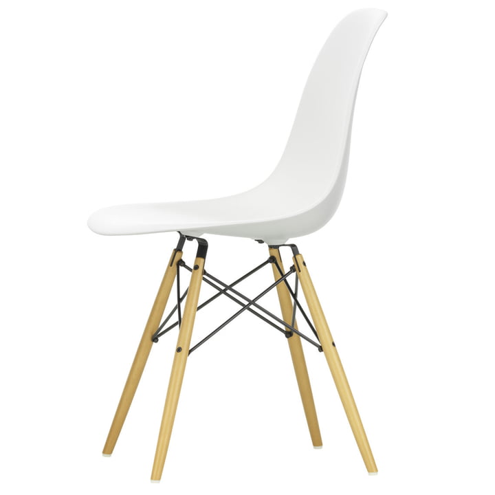 Eames Plastic Side Chair DSW fra Vitra i gullig ahorn/hvid
