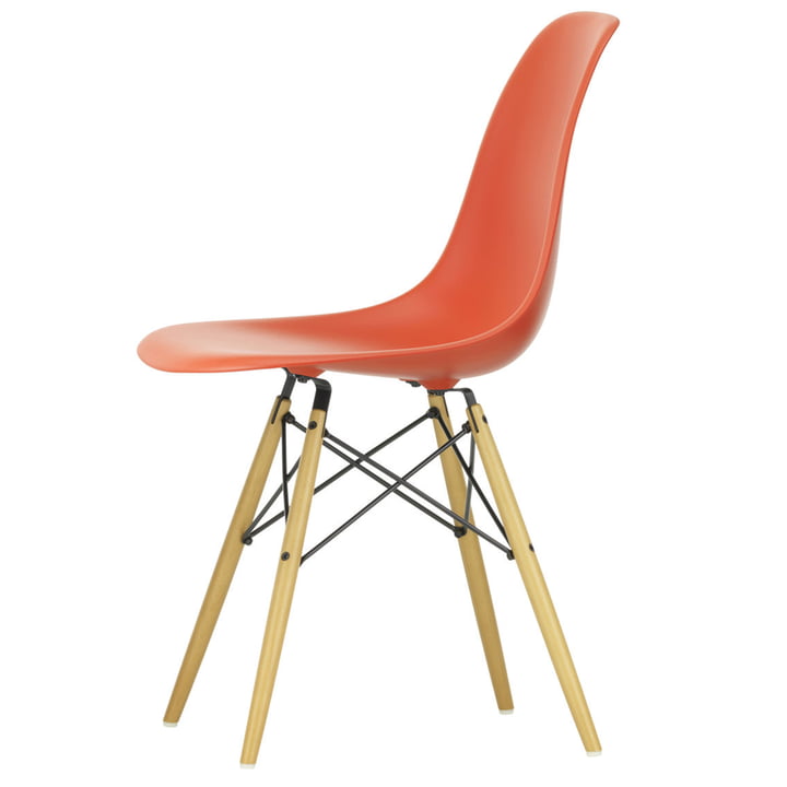 Eames Plastic Side Chair DSW fra Vitra i gullig ahorn/valmuerød