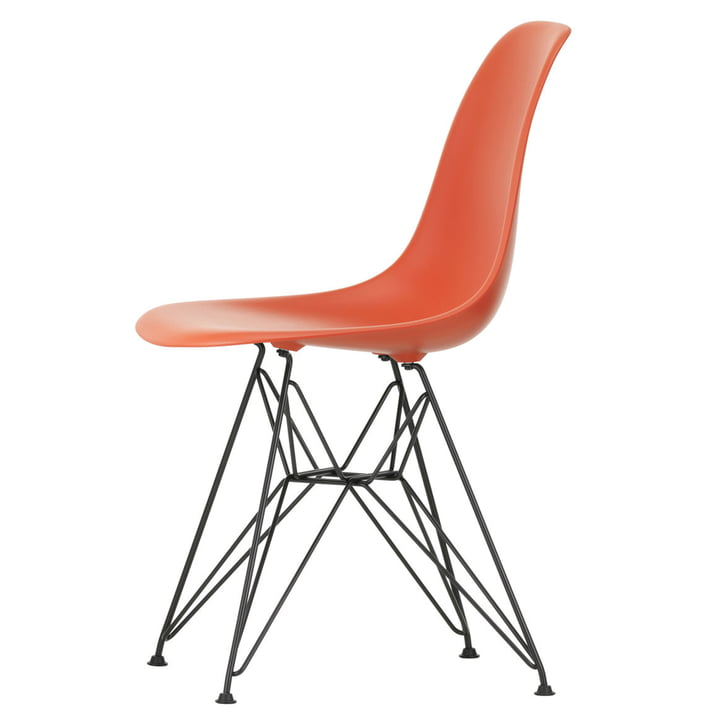 Eames Plastic Side Chair DSR fra Vitra i basic mørk / valmuerød